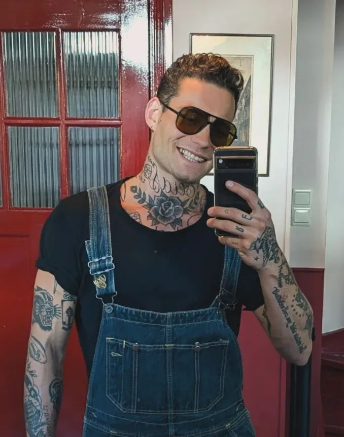 Douwe Bob en twee gespierde mannen verrassen iedereen met spannende foto