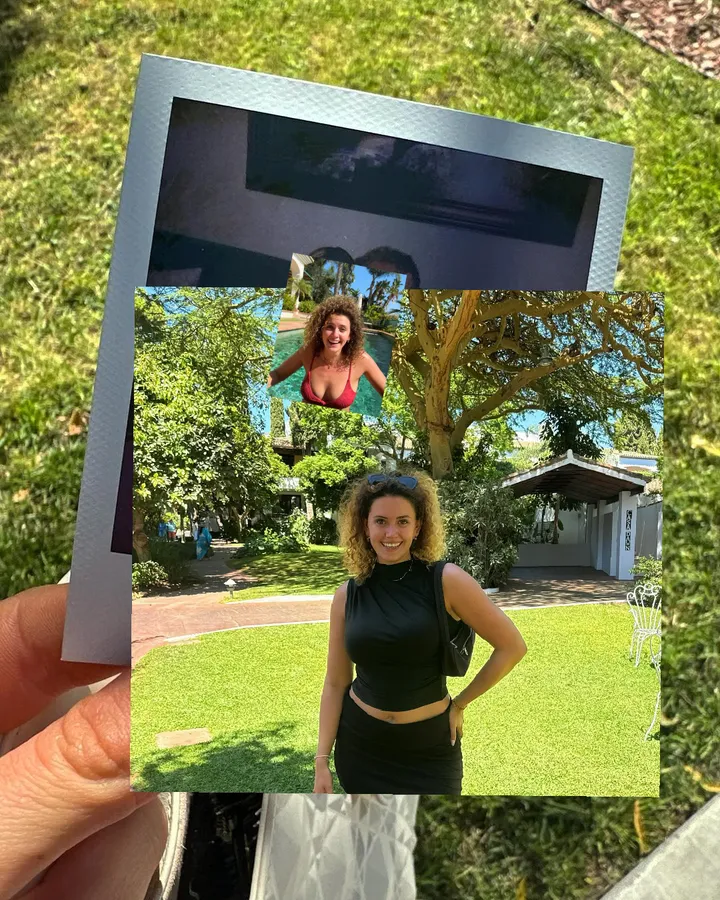 emma deckers draagt piepklein topje in het zwembad