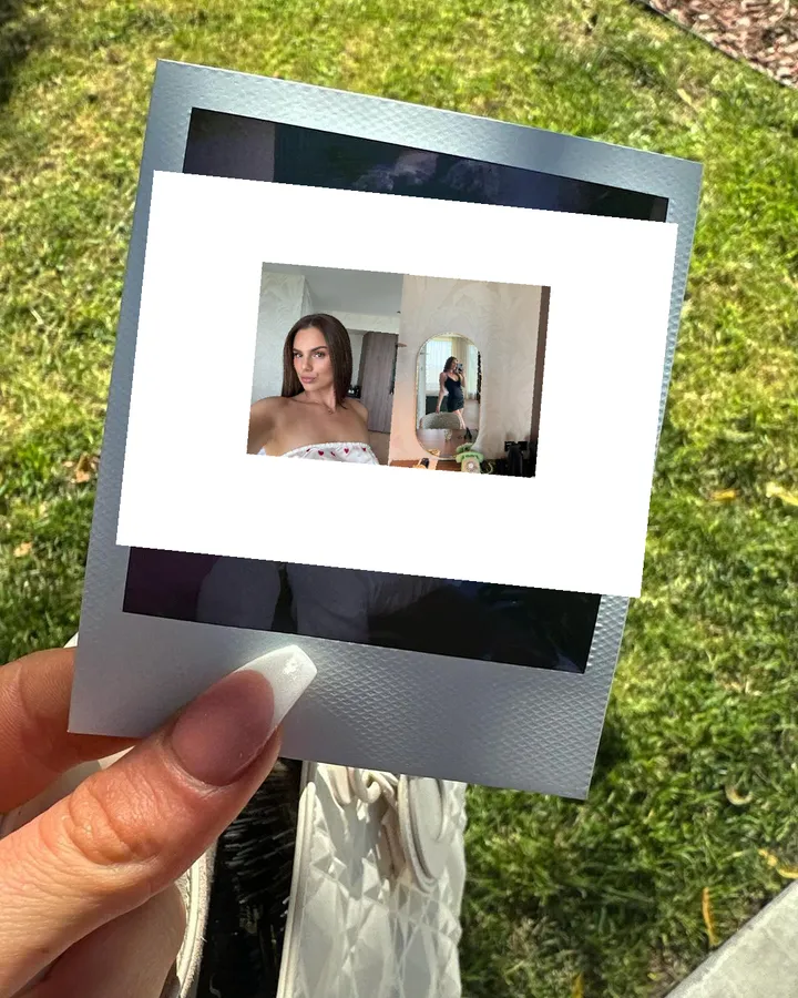 famke louise is alleen in hotelkamer en draagt weinig kleding