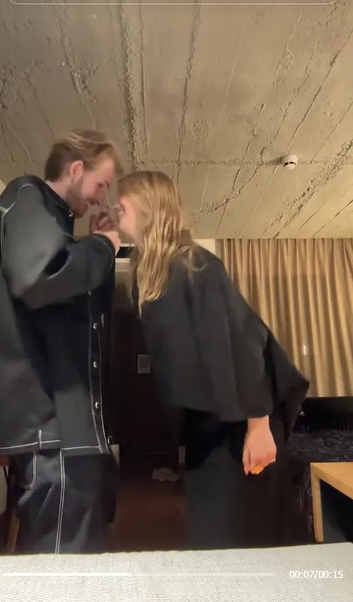 fans blijven vallen over flinke leeftijdsverschil tussen verliefde roxy dekker en koen