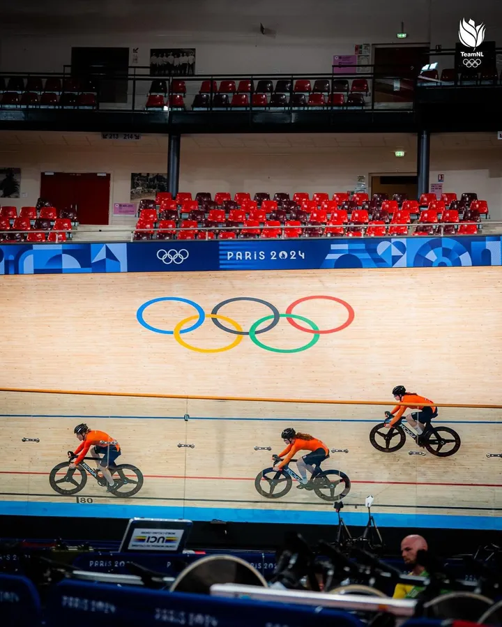 hetty van de wouw valt op door haar knalrode haren