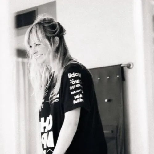 Sylvana ondeugend lachje