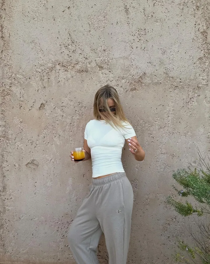 influencer mikky kiemeney showt zichzelf kort na zwangerschap