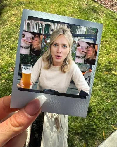 Jennifer Hoffman geeft kusje aan struisvogelpak