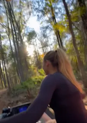 jutta leerdam showt haar achterbumper