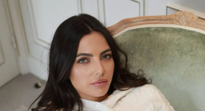 Kelly Piquet in de badkamer