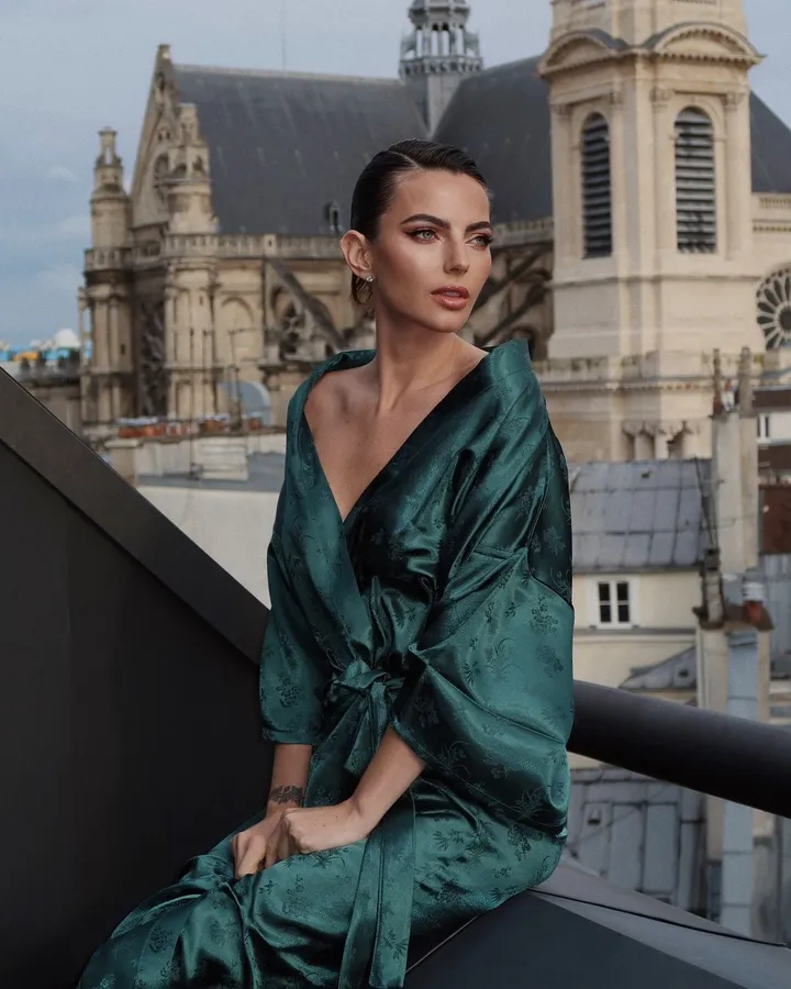 kelly piquet laat alles zien in afzakkend jurkje