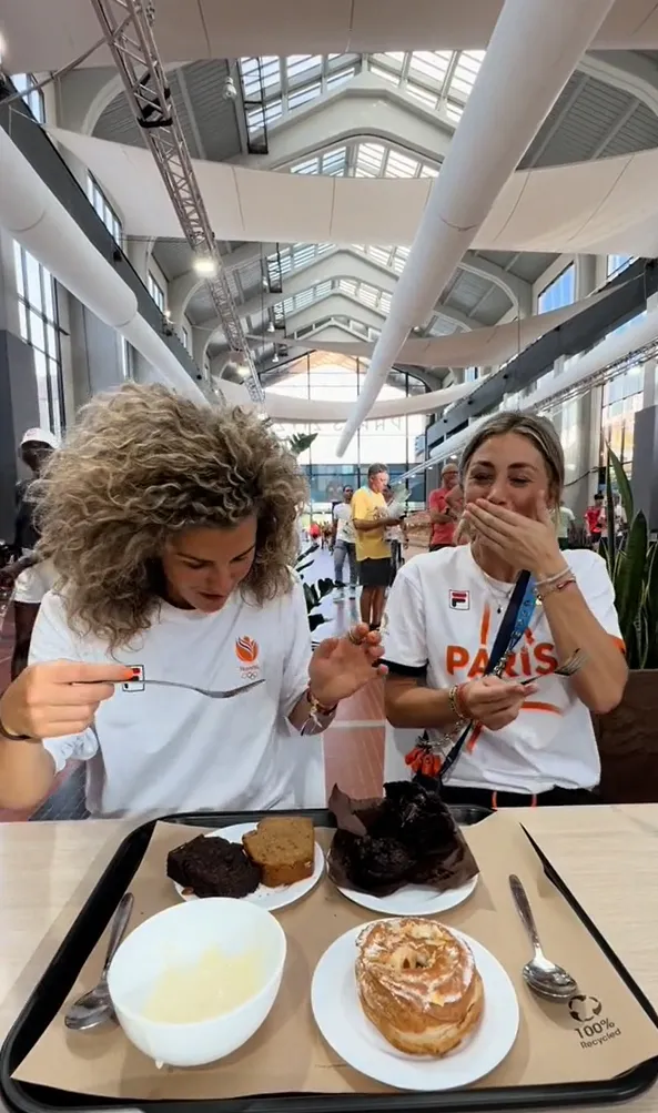 laura nunnink en maria verschoor zien opeens iets bizars in hun laura nunnink en maria verschoor zien opeens iets bizars in hun eten zittenzitten