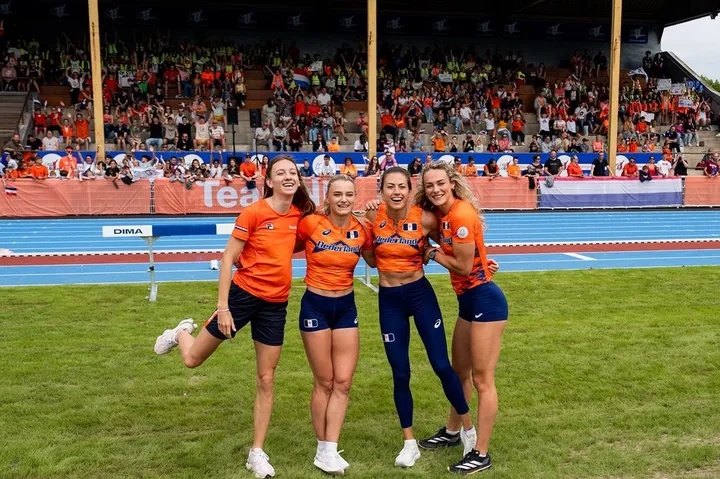 lieke klaver stelt haar heerlijke olympische ploeggenotes nog even aan je voor met innig kiekje