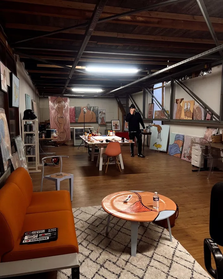 marijn kuipers heeft haar achterzijde helemaal op kunstwerkje staan