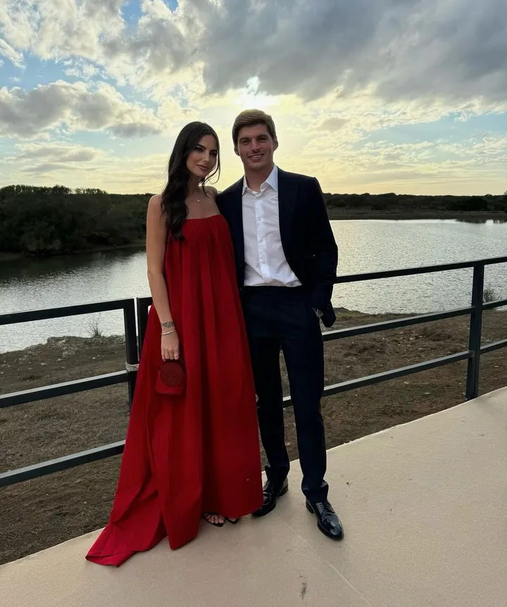 max verstappen gluurt graag naar kelly piquet in deze rode jurk