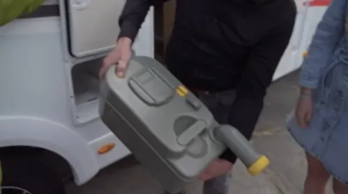 maxime meiland deelt toiletgeheim en ruimt vies bruin klusje op