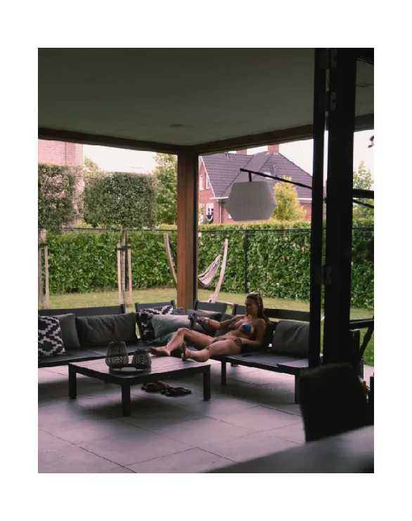 puck moonen draagt bijna niks in de achtertuin