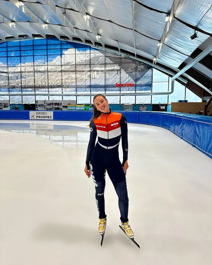 schaatsster suzanne schulting mag weer schaatsen en draagt een strak pakje