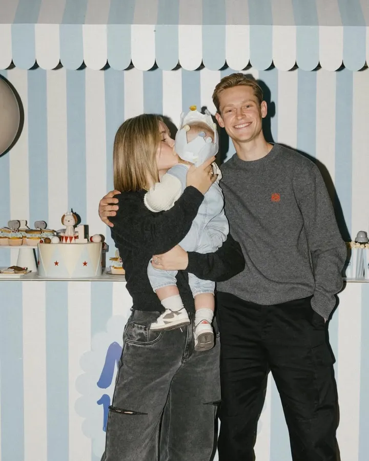 Mikky Kiemeney en Frenkie de Jong vieren verjaardag van Miles