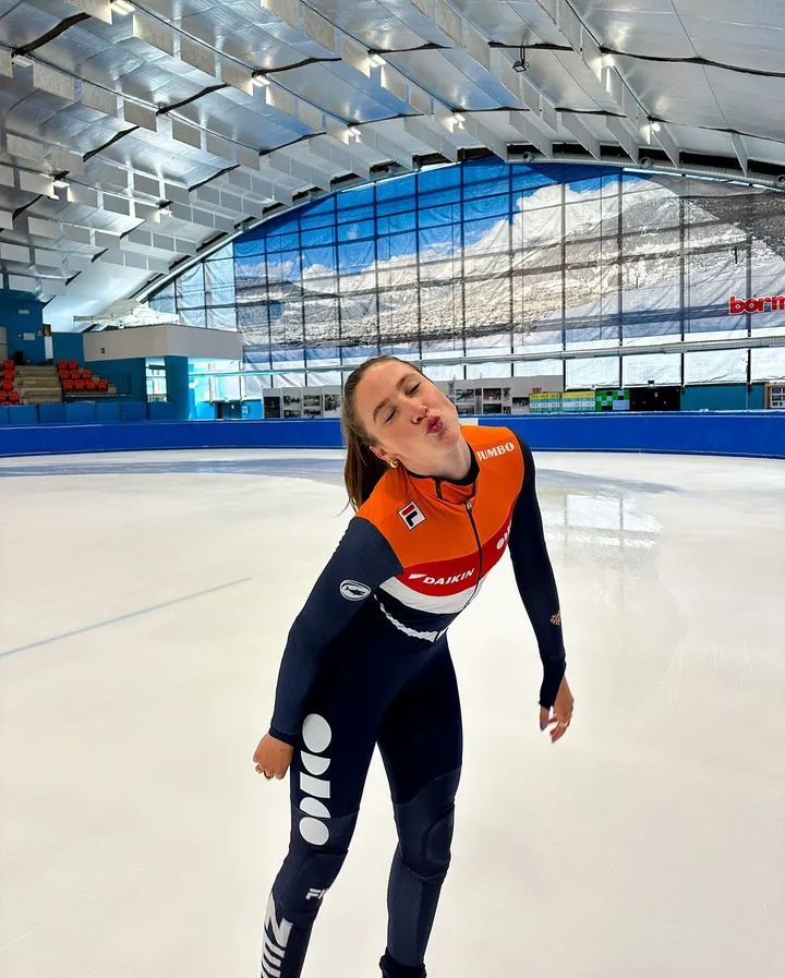suzanne schulting mag eindelijk weer schaatsen en draagt een strak pakje