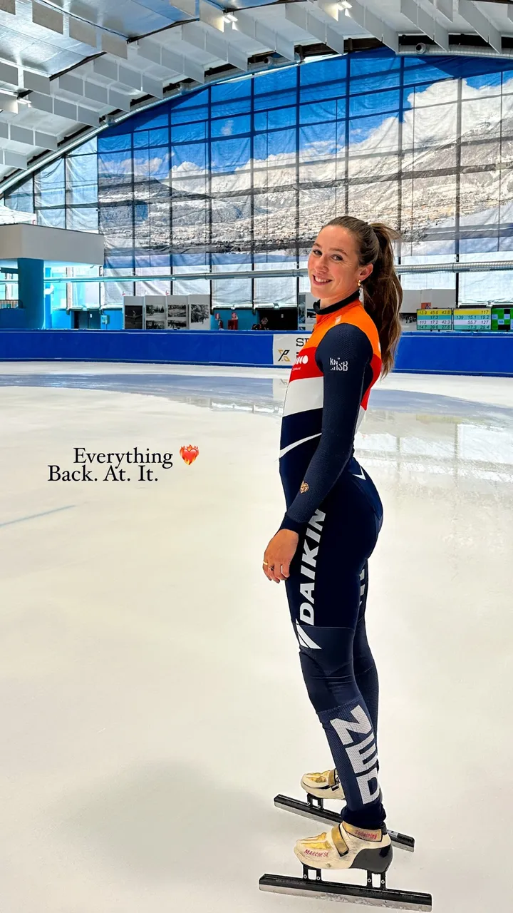 suzanne schulting mag weer schaatsen en draagt een strak pakje