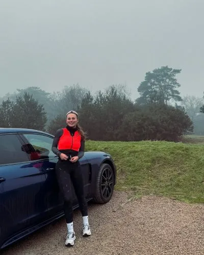 Puck Moonen buiten auto