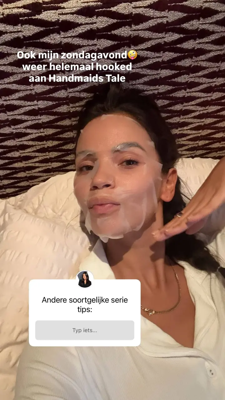 Monica Geuze met masker