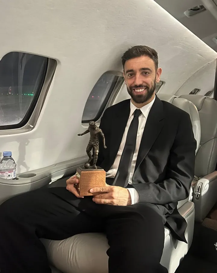 Man Utd star Bruno Fernandes with the trophy