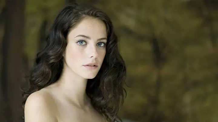 kaya scodelario confirmed as female lead of pirates of the caribbean 5