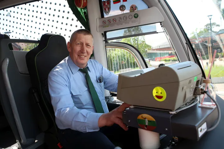 „Kautros“ autobuso vairuotojas V. Čepaitis neretai būna ir gidu / M. Patašiaus nuotr.