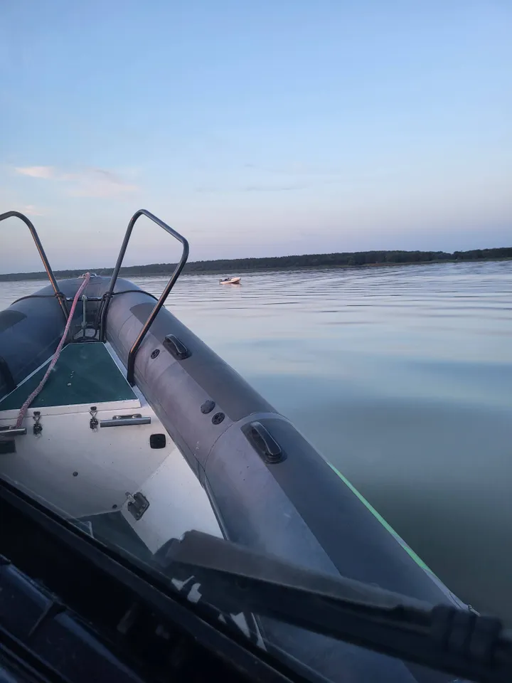 Kuršių mariose Žolinių išvakarėse pasieniečiai du kartus gelbėjo pramogautojus / VSAT nuotr.