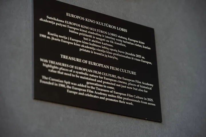 Nidoje atidengta lentelė apie Kuršių nerijos pripažinimą Europos kino kultūros lobiu / V. Ribokaitės nuotr.