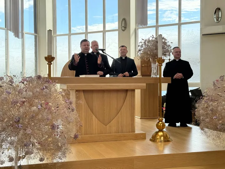 Parapijos perdavimo ceremonija / Nidos Marijos, Krikščionių Pagalbos parapijos nuotr.