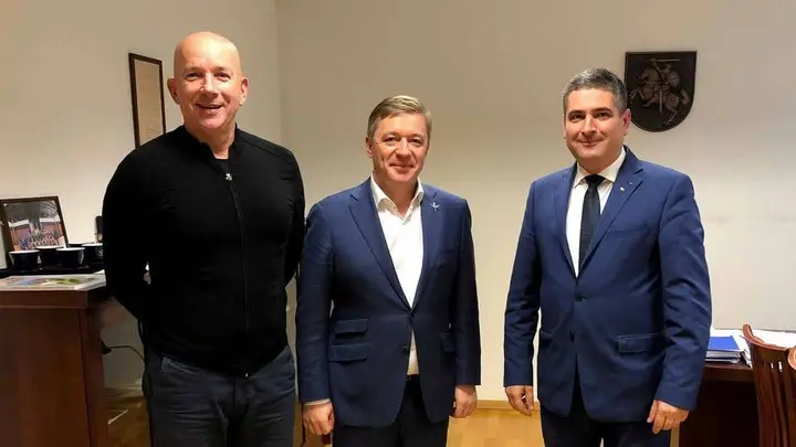 Arūnas Burkšas (kairėje), Ramūnas Karbauskis ir  Darius Jasaitis / Facebook nuotr.