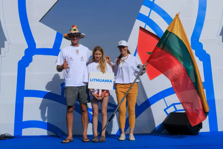 Liepa Rimaitė, treneris Davis Andersons ir komandos vadovė Indrė Čiūraitė