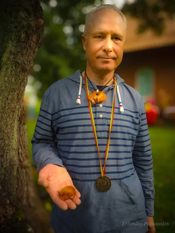 Audrius Lukauskas su „Garbingo gintaro žvejo” medaliu, 2025 m.&nbsp;Šį apdovanojimą dar yra gavę: Igoris Osnač, Ona ir Pranas Zubiai, Rasa ir Pavelas Žasyčiai, Edvinas ir Miglė Ubiai, Jonas Navickas, Aušra Mendelė, Ramūnas Budrikis, Aleksėjus Lysenko ir Agnė Jankutė, žurnalistas ir kraštotyrininkas Denisas Nikitenka / E. Paplauskio nuotr.