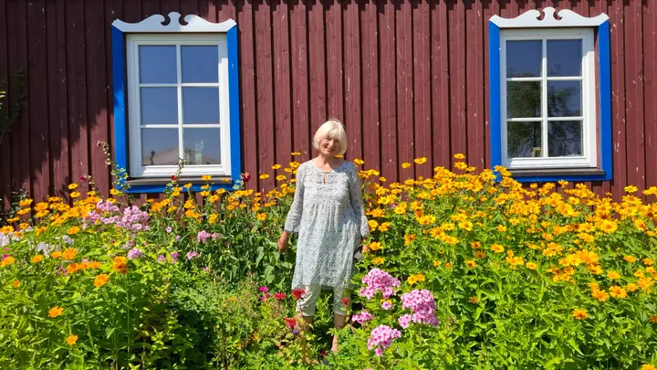 Prie namų Preiloje Raimonda Ravaitytė-Meyer puoselėja gėlių darželį / S. Javaitytės nuotr.