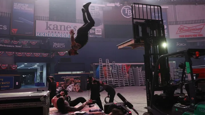 Kevin Owens fliegt im Last Man Standing Match beim WWE Royal Rumble 2021 - (c) WWE