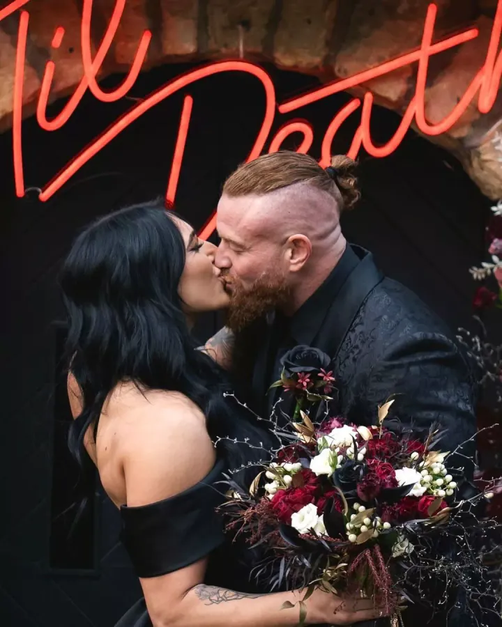 Buddy Matthews und Rhea Ripley haben ganz in schwarz geheiratet / Foto: instagram.com/rhearipley_wwe<br>