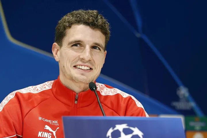 Guus Til en rueda de prensa antes del partido de Champions contra Atlético de Madrid