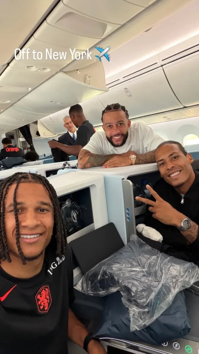 Nathan-Ake-vliegtuig-Wk