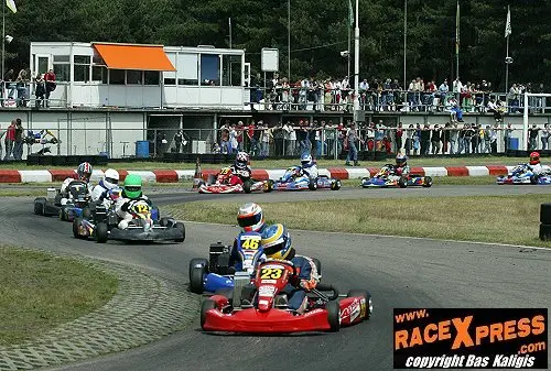Heftig Junior veld slingert zich door de chicane! 