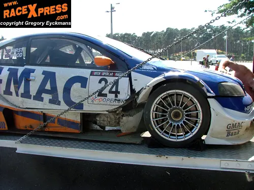 De Opel Astra DTM van Hirst/Wood die een tik kreeg van de spinnende Coomes