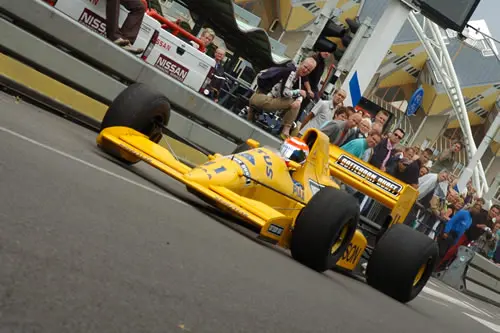 Nelsinho Piquet Jr. in de Lotus Formule 1 bolide