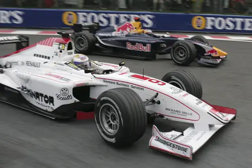 Nico Rosberg (voorgrond) en Scott Speed (achtergrond) in gevecht