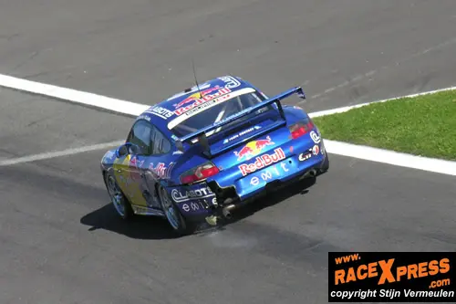 David Loix keert met schade terug naar de pits na een tik van Dermont