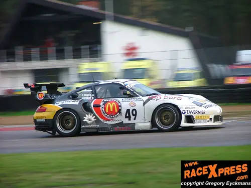 de Porsche van Bouillon/Tavernier zorgde voor een oliespoort wat leidde tot een halfuur Safety Car
