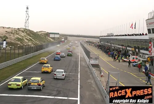 Ronald Morien met de gele Match Racing Renault Clio was helaas de eerste uitvaller van 2006