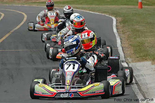 Chris van der Drift aan de leiding van de kartrace in Nieuw-Zeeland
