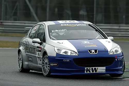 De Deen Edman met de Peugeot
