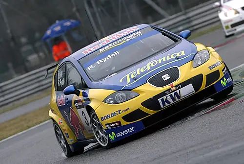 Rydell met zijn Seat door de chicane