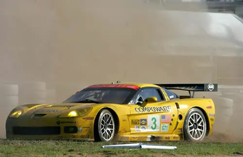 Ron Fellows maakt een foutje in de andere Corvette