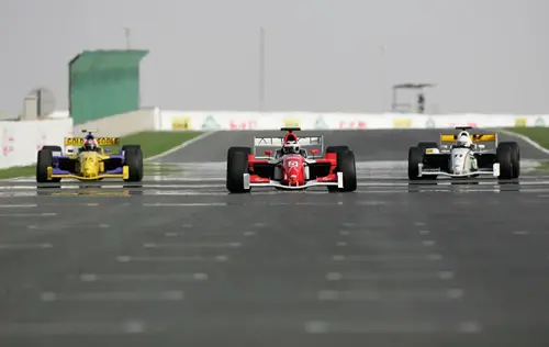 De top drie met in het midden winnaar Mansell, rechts Danner en links Van de Poele