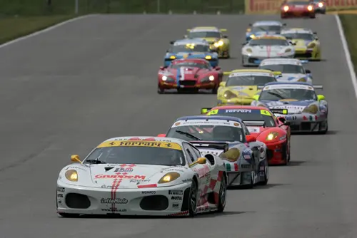 GT2 in beeld, met op kop de Ferrari van Tim Sugden (fiagt.com/DPPI)